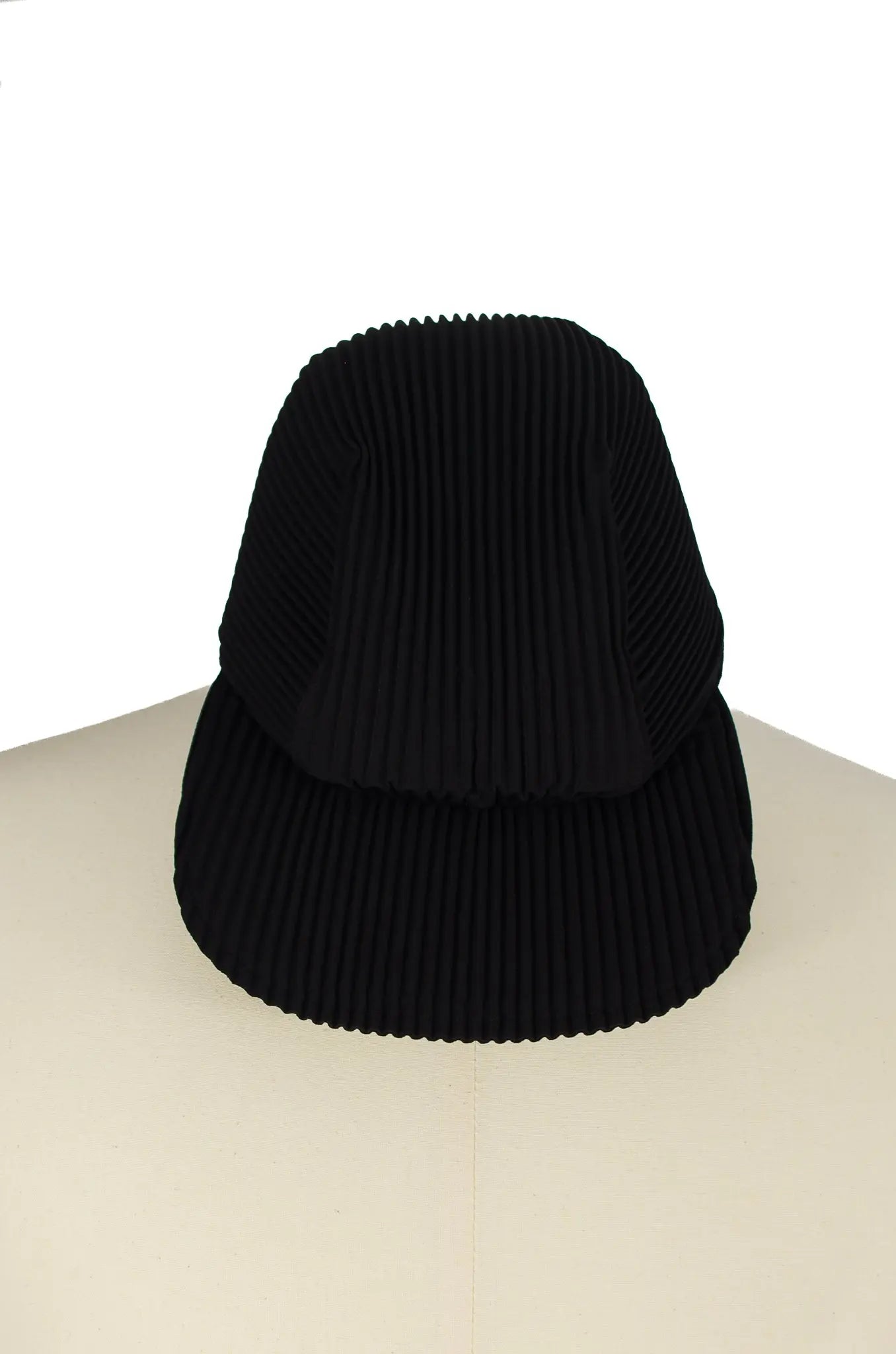 Casquette plissée — HOMME PLISSÉ ISSEY MIYAKE