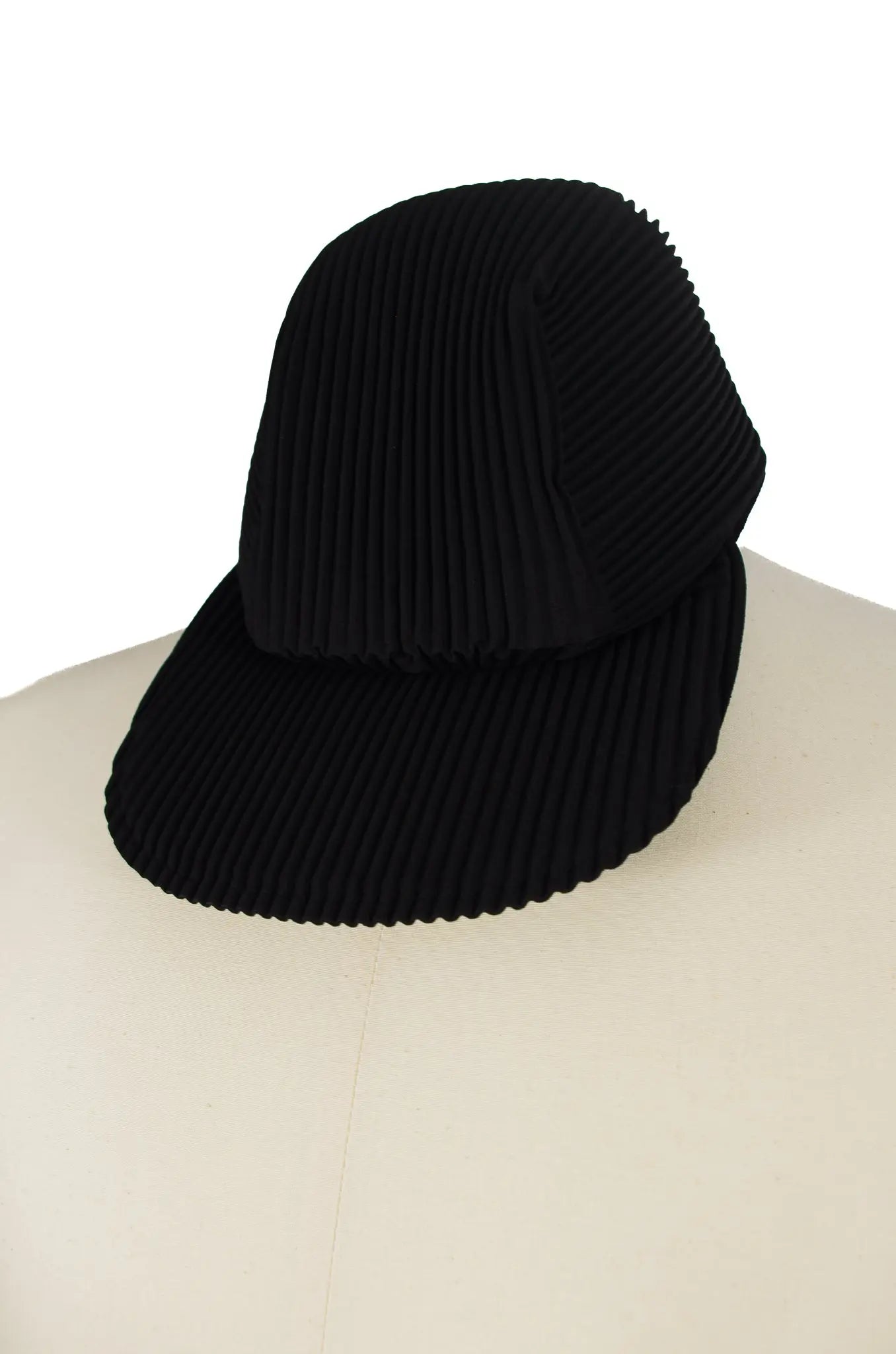 Casquette plissée — HOMME PLISSÉ ISSEY MIYAKE