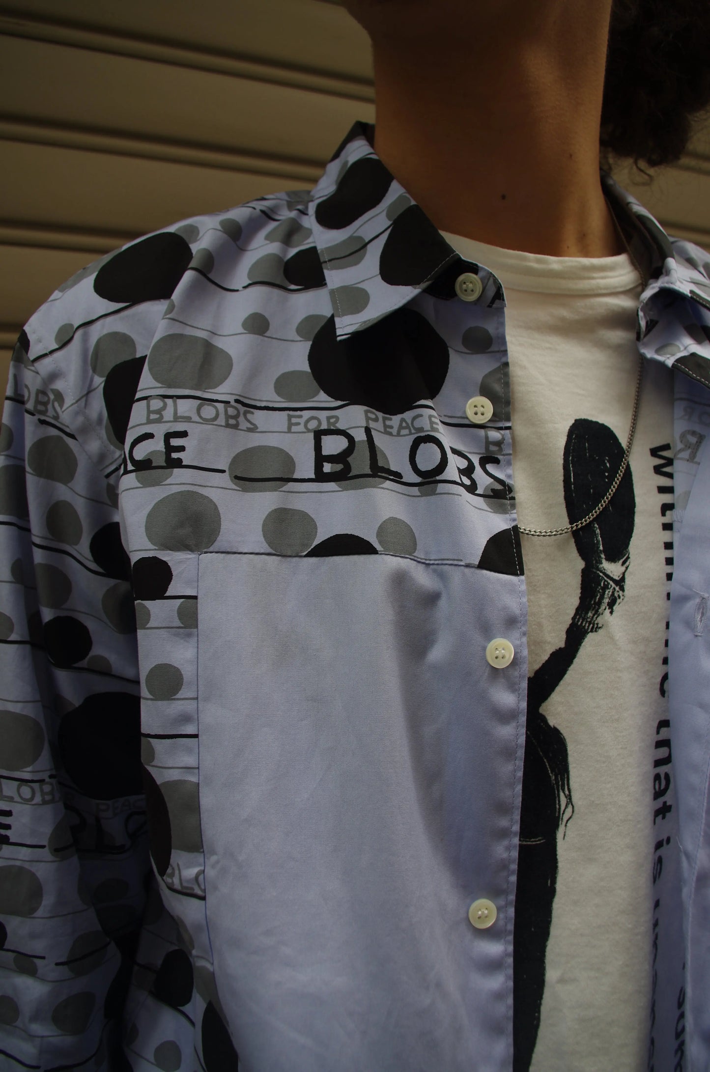 Chemise à imprimé “Peace” – COMME des GARÇONS HOMME DEUX x David Shrigley (AD2021)