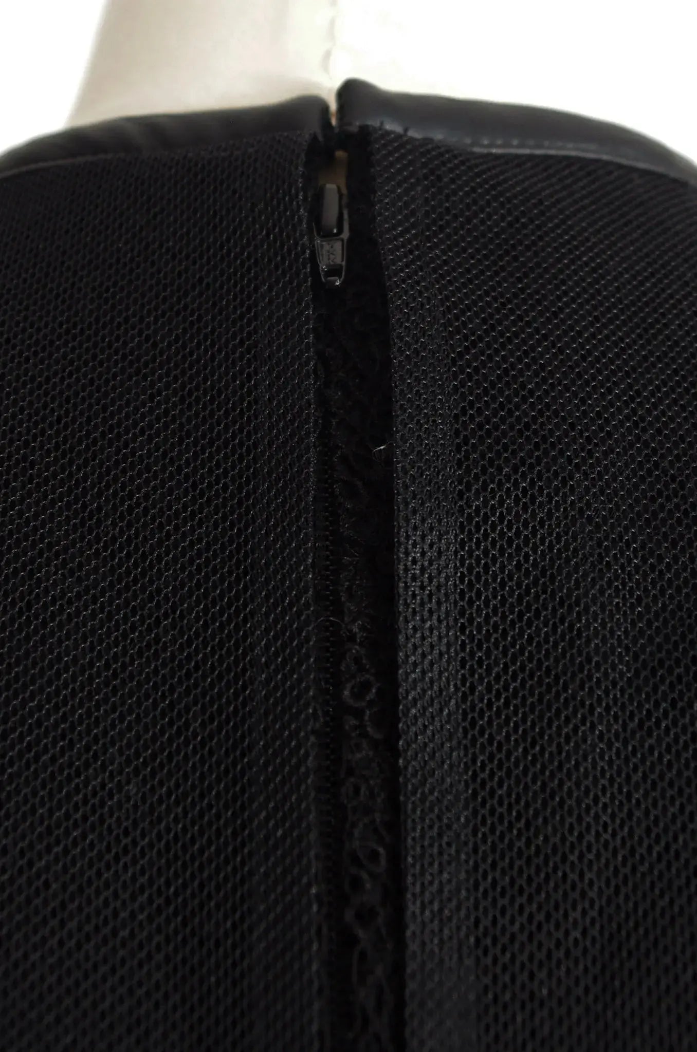 Robe filet & dentelle – noir kei ninomiya (AD2015)