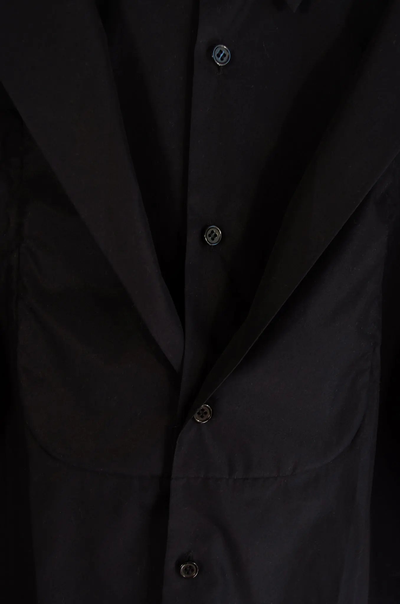 Chemise noir kei ninomiya structurée avec capuche (2025) 