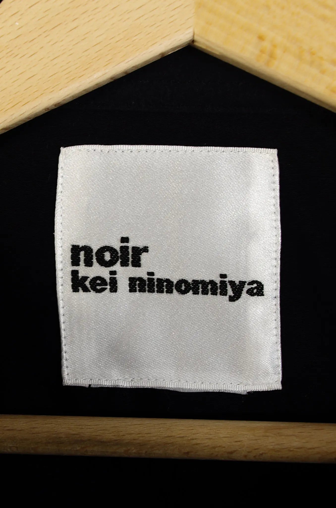 Chemise noir kei ninomiya structurée avec capuche (2025) 