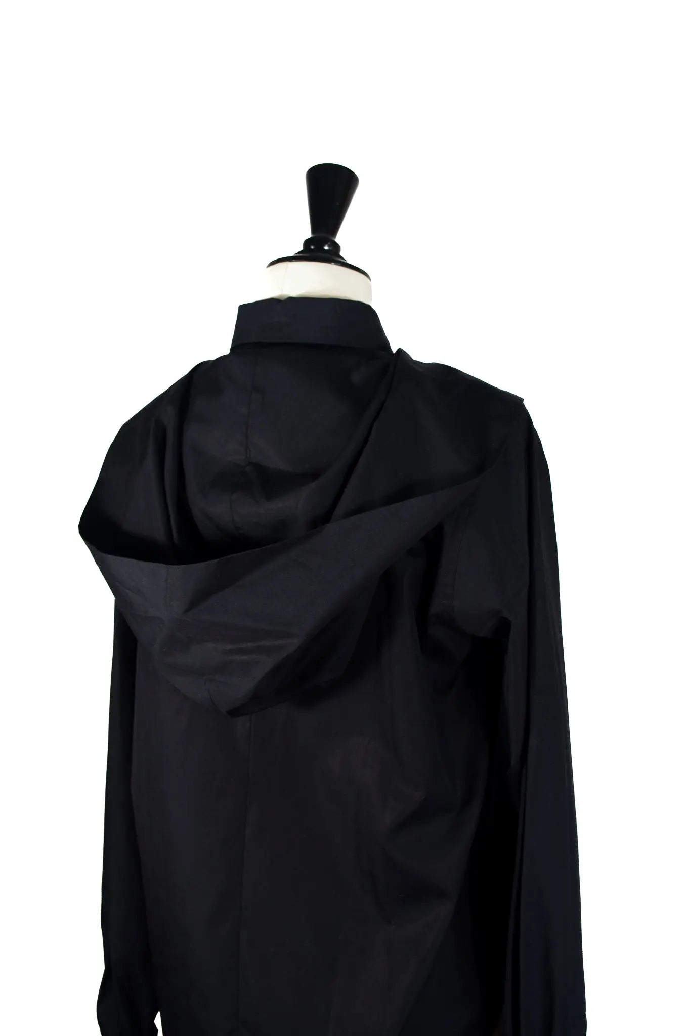 Chemise noir kei ninomiya structurée avec capuche (2025) 