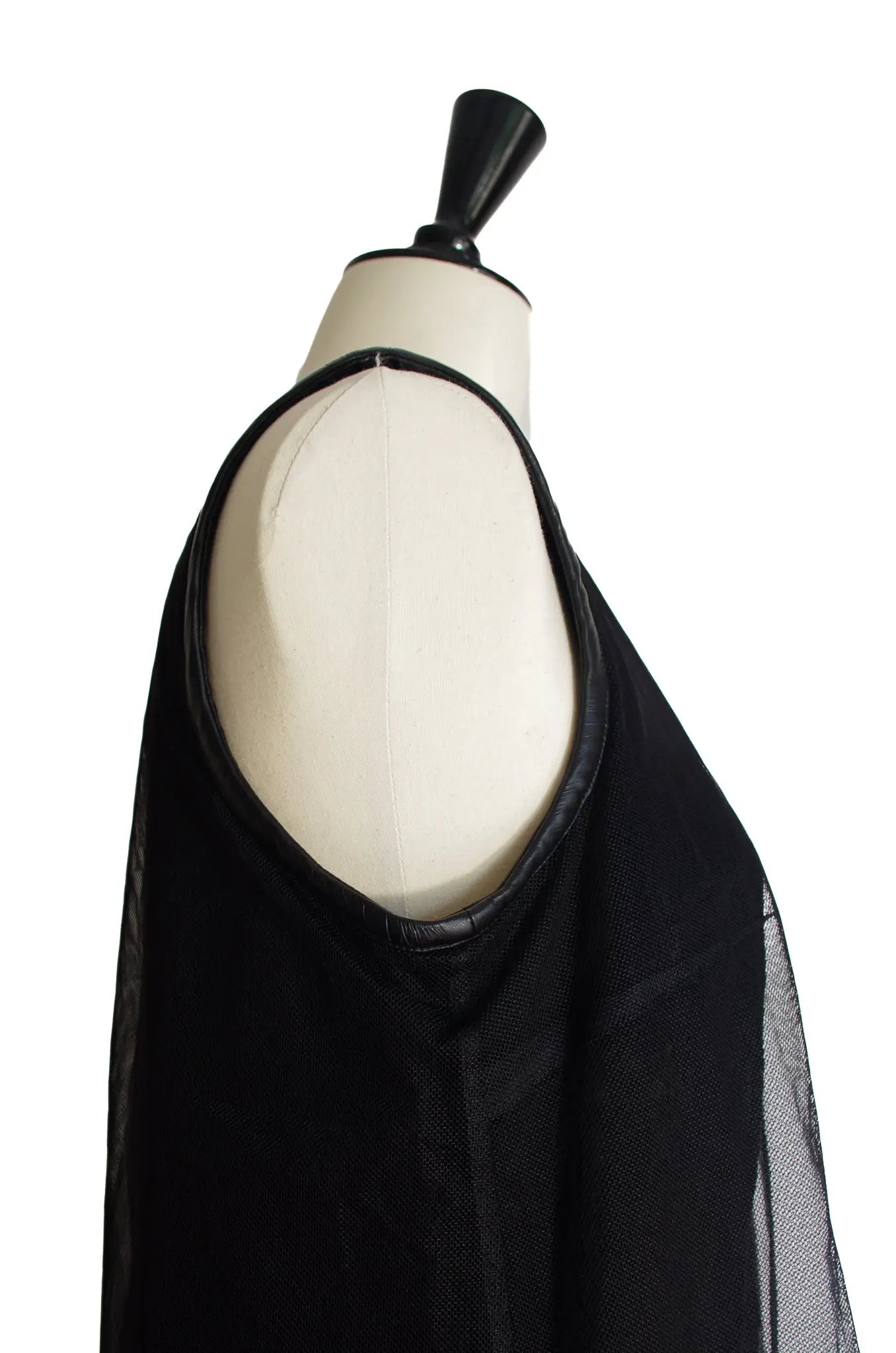 Robe filet & dentelle – noir kei ninomiya (AD2015) 