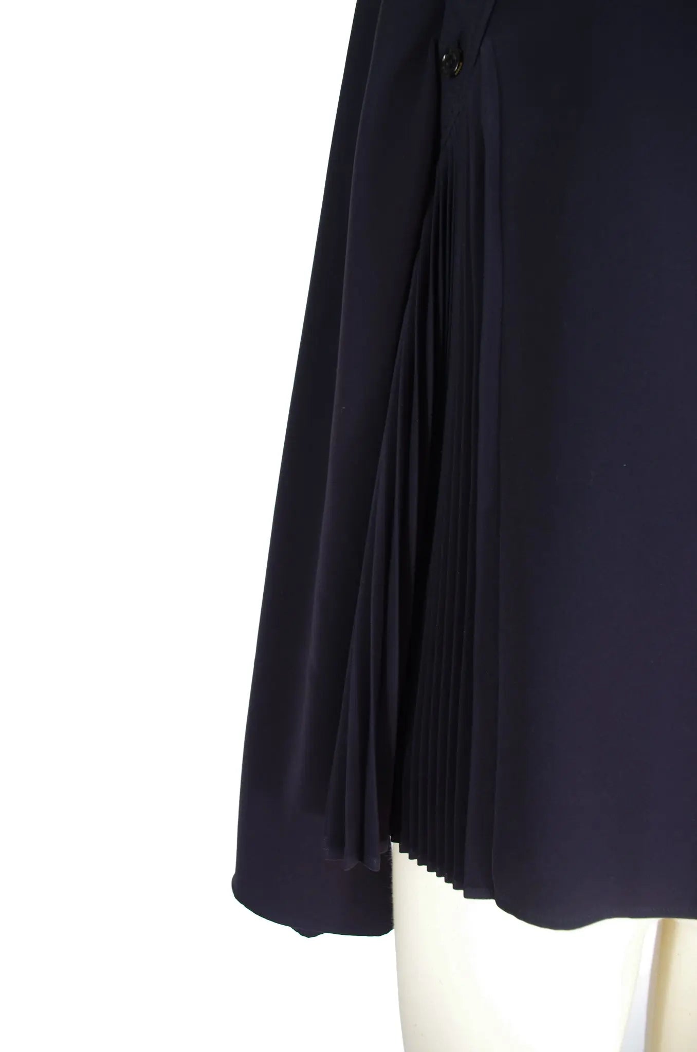 Top Plissé Structuré à Boutons Gravés – ADEAM (Made in Japan, AD2021) 